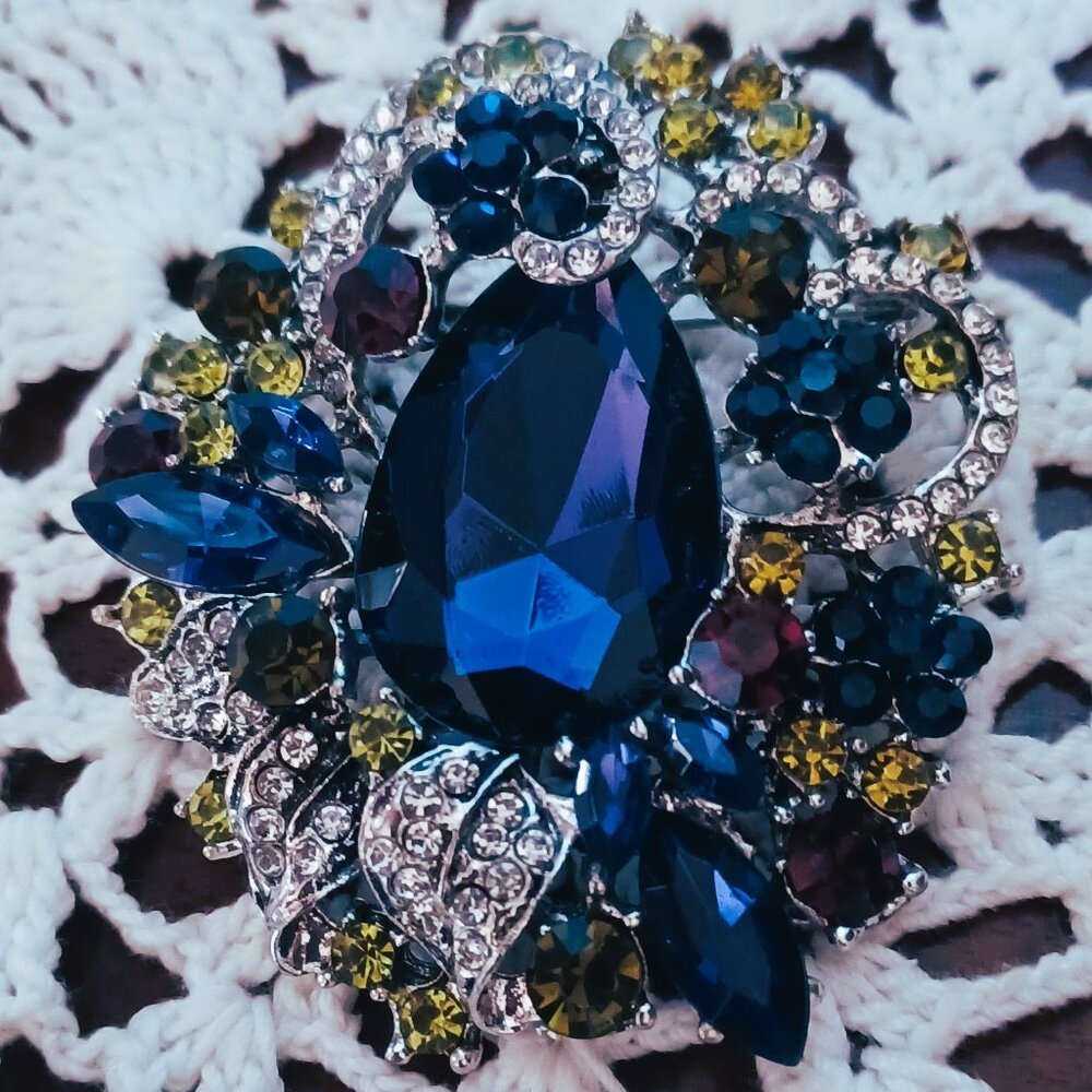 Stunning Rhinestone Brooch - Picture 2 of 4